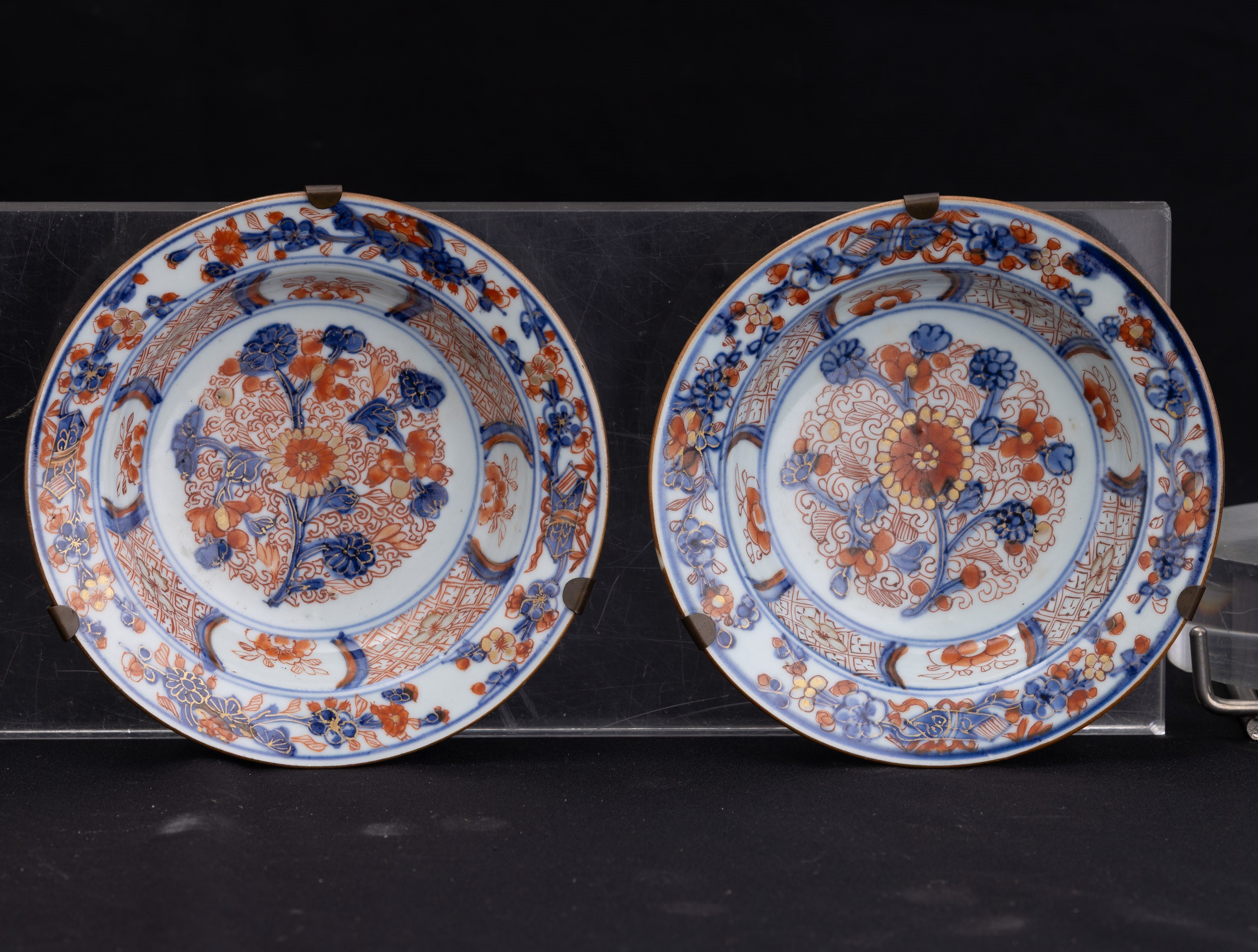 Quattro piatti in porcellana Imari, Arita, Giappone, XVIII secolo