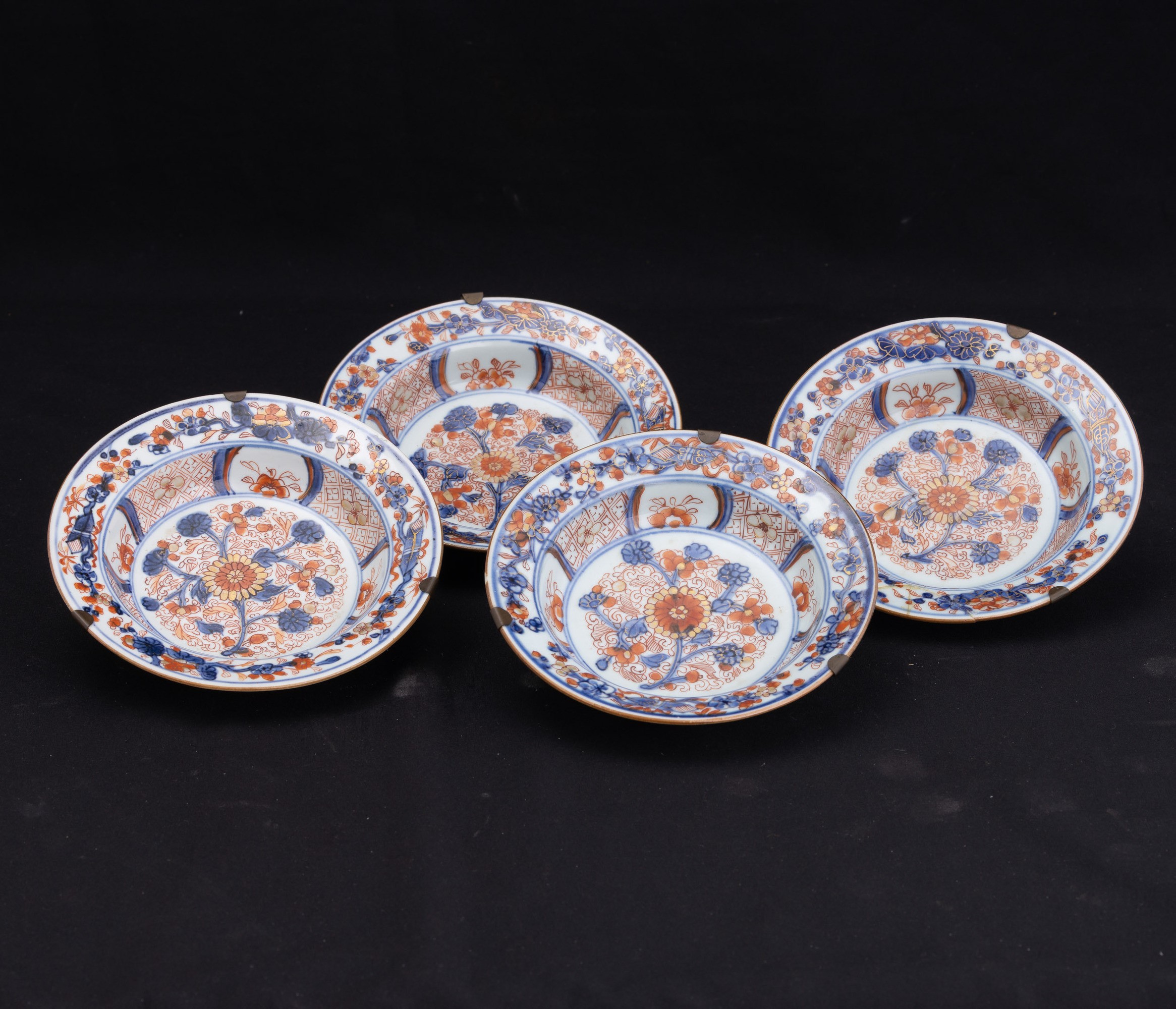 Quattro piatti in porcellana Imari, Arita, Giappone, XVIII secolo