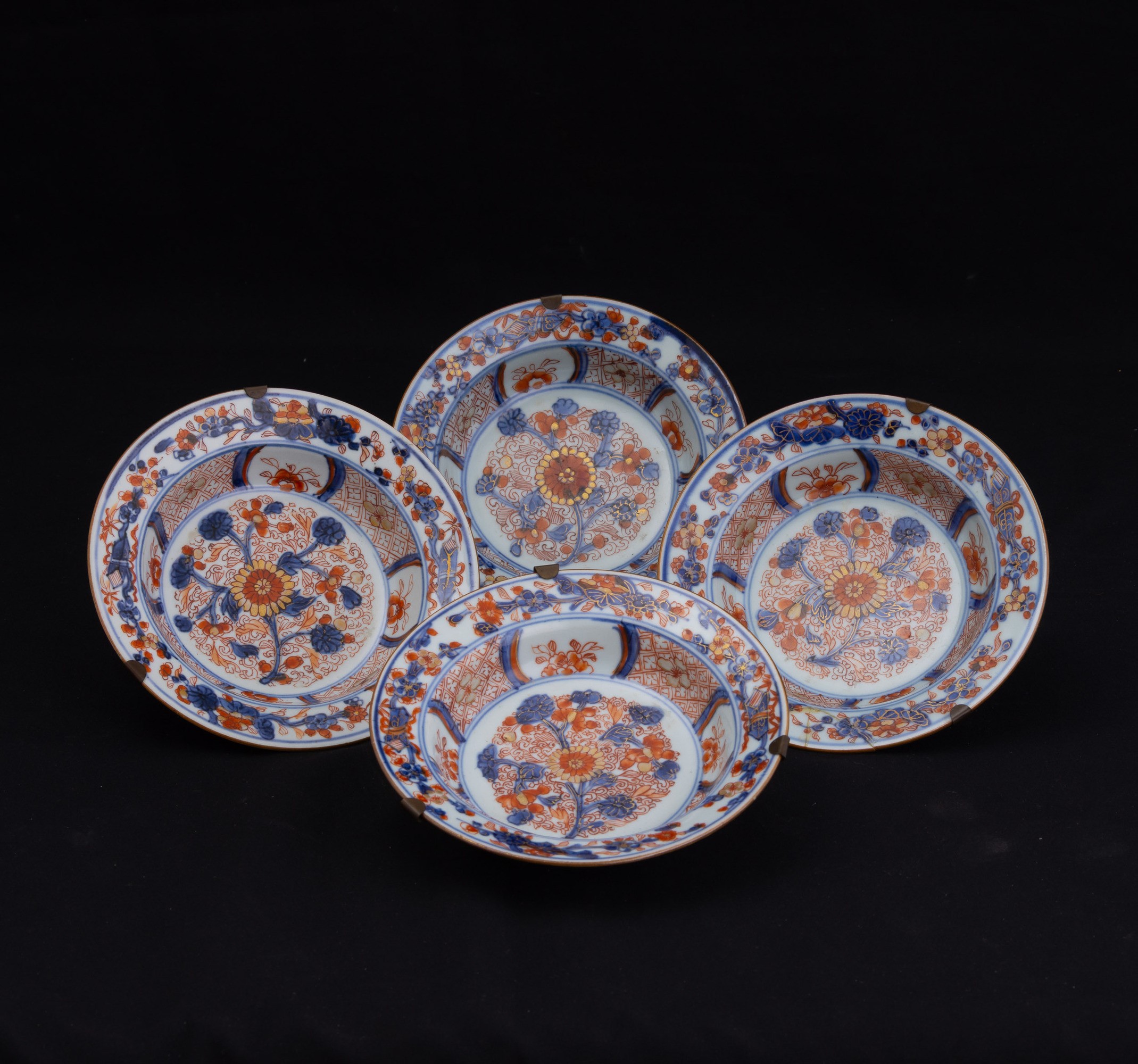 Quattro piatti in porcellana Imari, Arita, Giappone, XVIII secolo