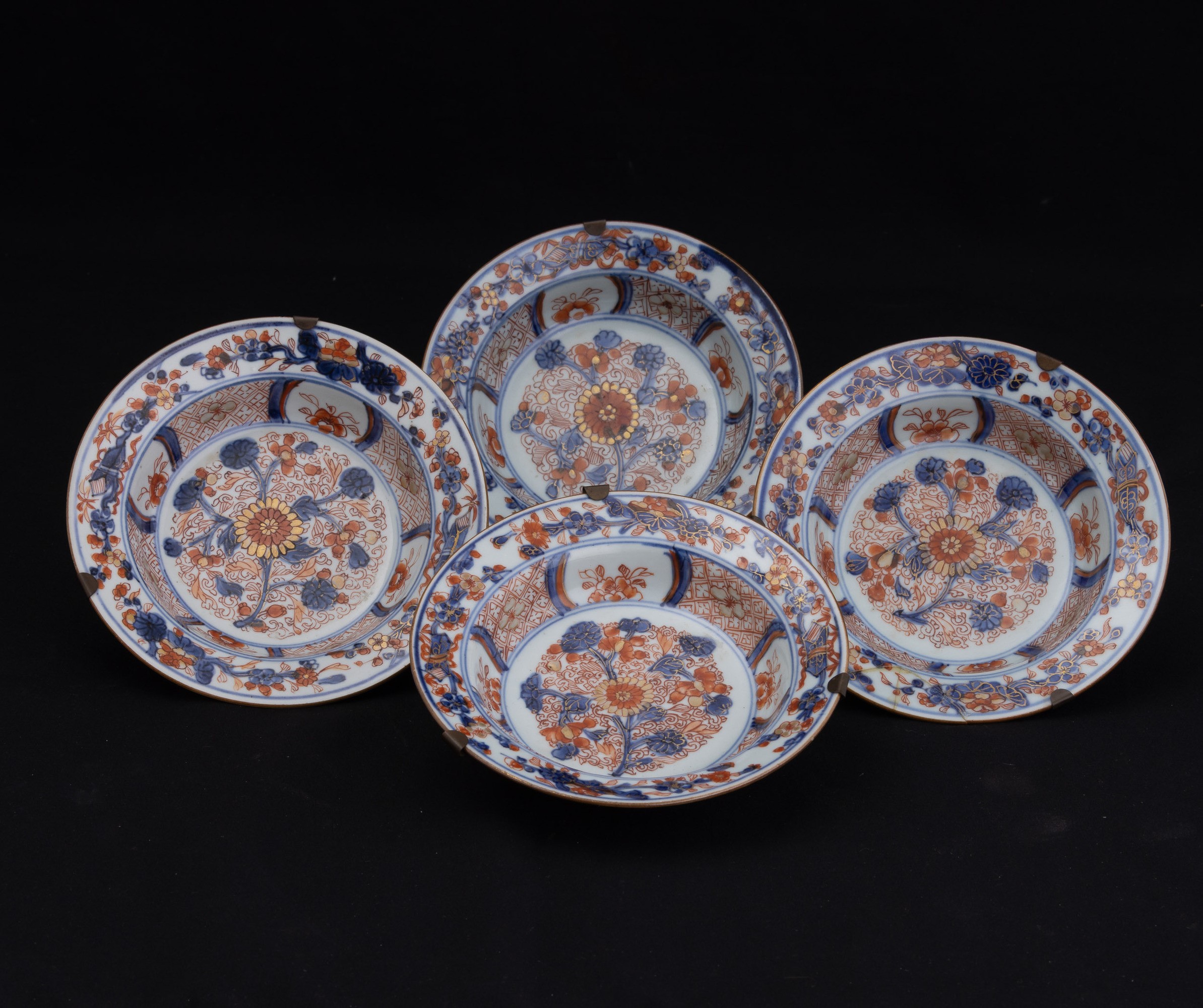 Quattro piatti in porcellana Imari, Arita, Giappone, XVIII secolo