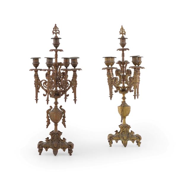 Coppia di candelabri in bronzo. Fine XIX-inizi XX secolo