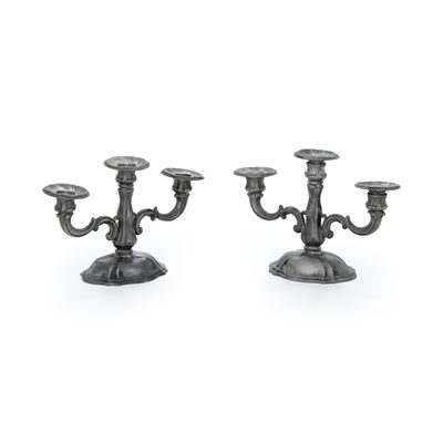 Castaudi & Gautero (Vercelli), Coppia di candelabri in argento fuso e sagomato (argenteria italia...