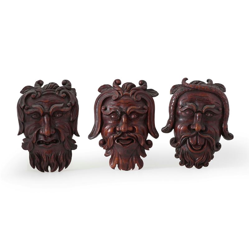 Tre mascheroni in legno intagliato  - Asta Antiquariato - Cambi Casa d'Aste