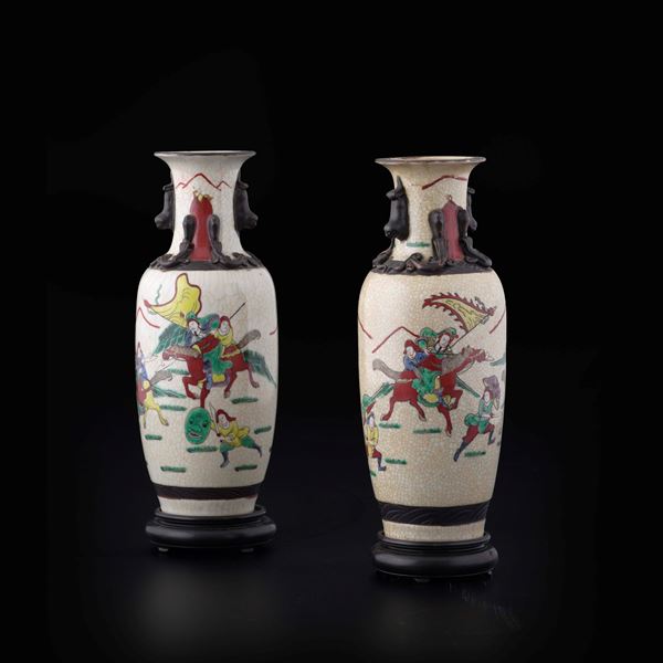 Coppia di vasi in porcellana craquelè con scene di battaglia, Cina