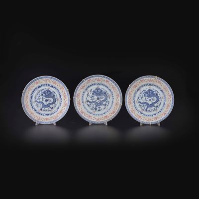 Tre piatti in porcellana decorati con draghi, XX secolo