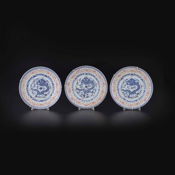 Tre piatti in porcellana con draghi. XX secolo
