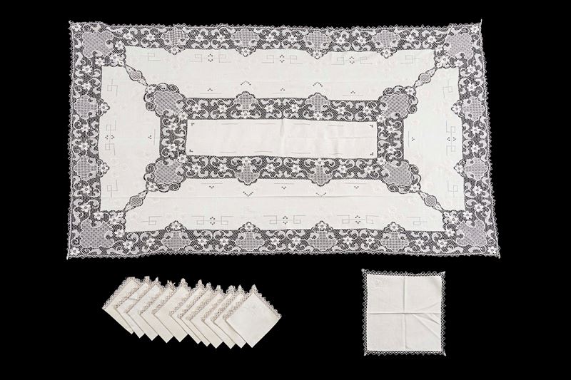 Tovaglia con dodici tovaglioli.  - Auction The Art of the Table - Cambi Casa d'Aste
