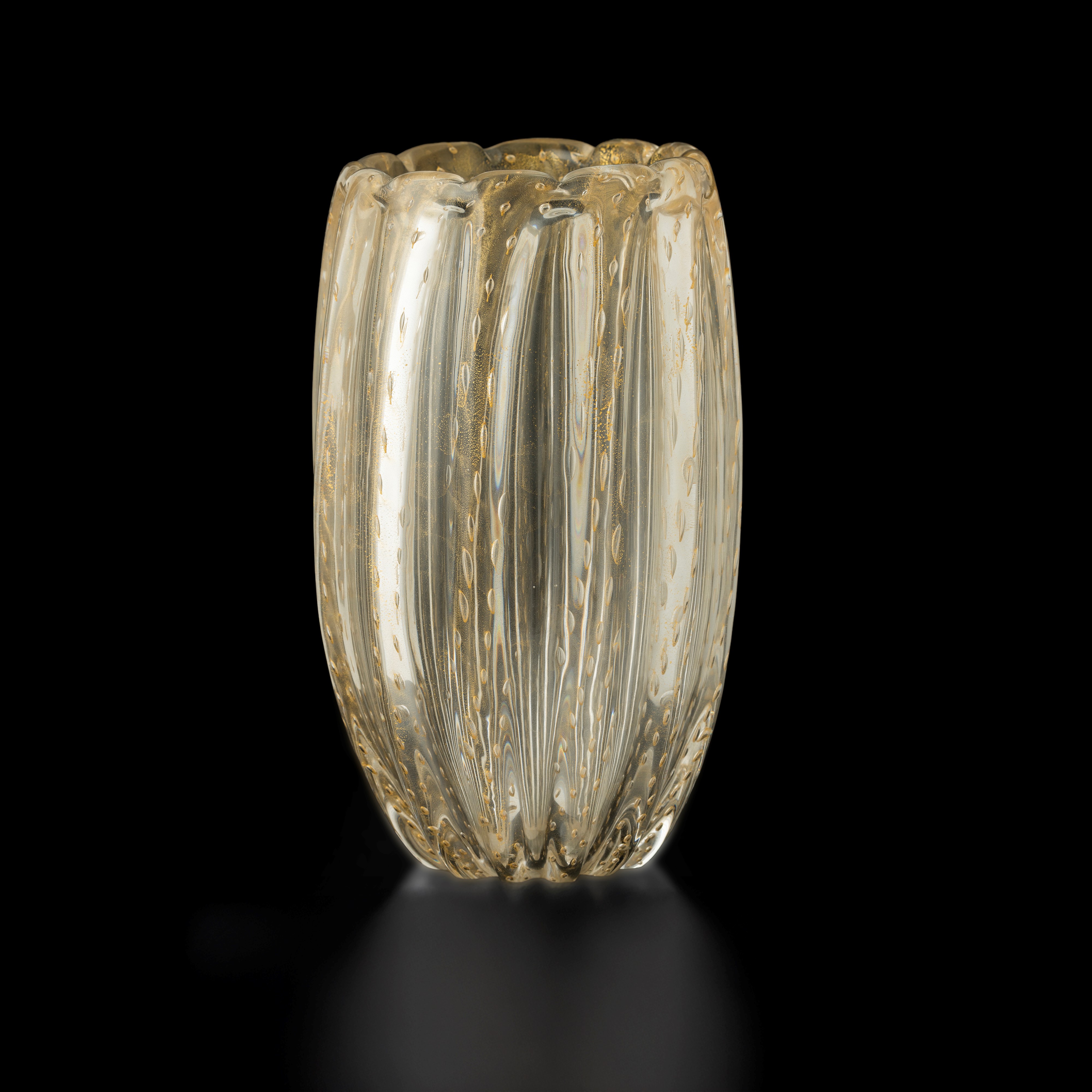 Toso Murano, vaso in vetro pesante costolato con decorazione a inclusioni e foglia oro
