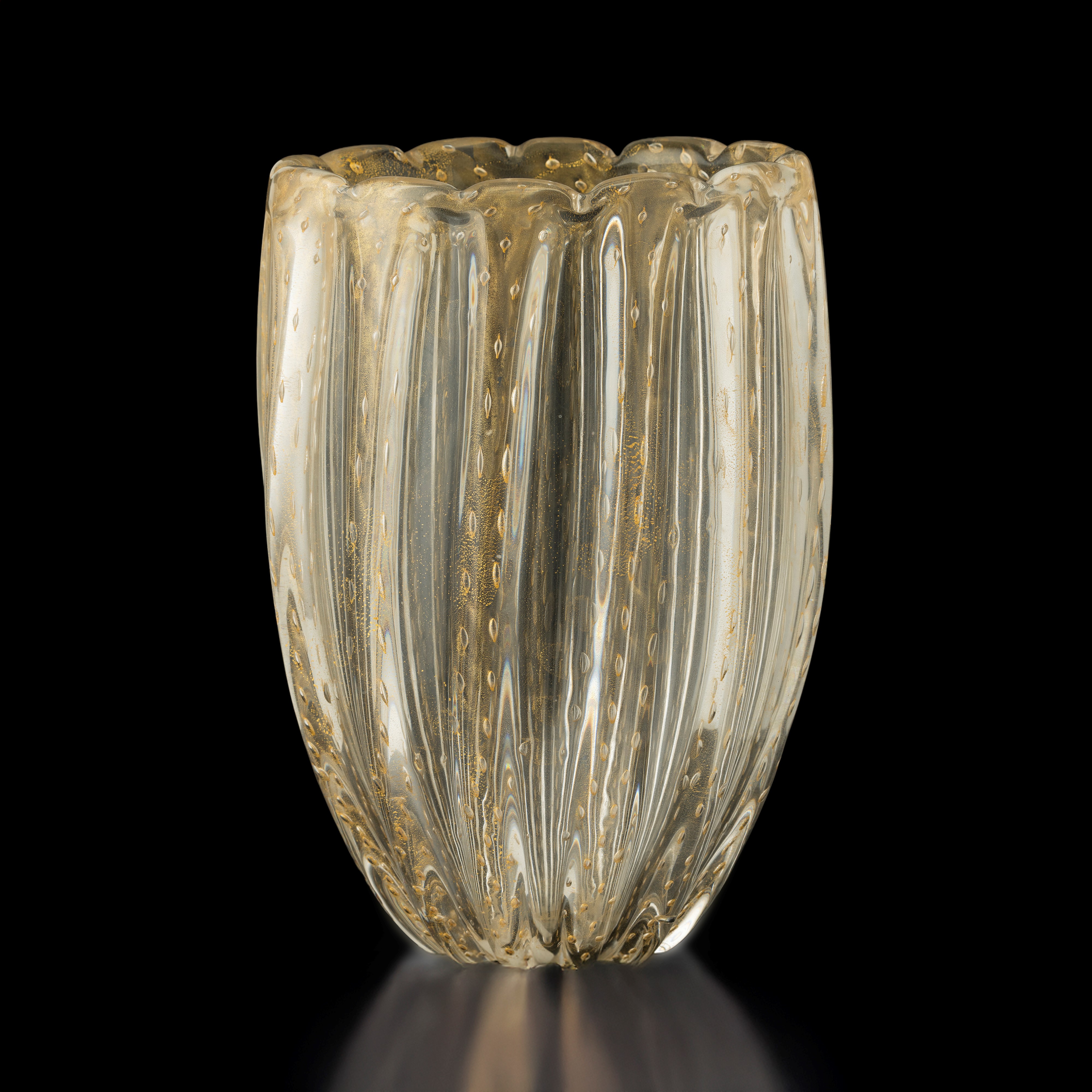 Toso Murano, vaso in vetro pesante costolato con decorazione a inclusioni e foglia oro