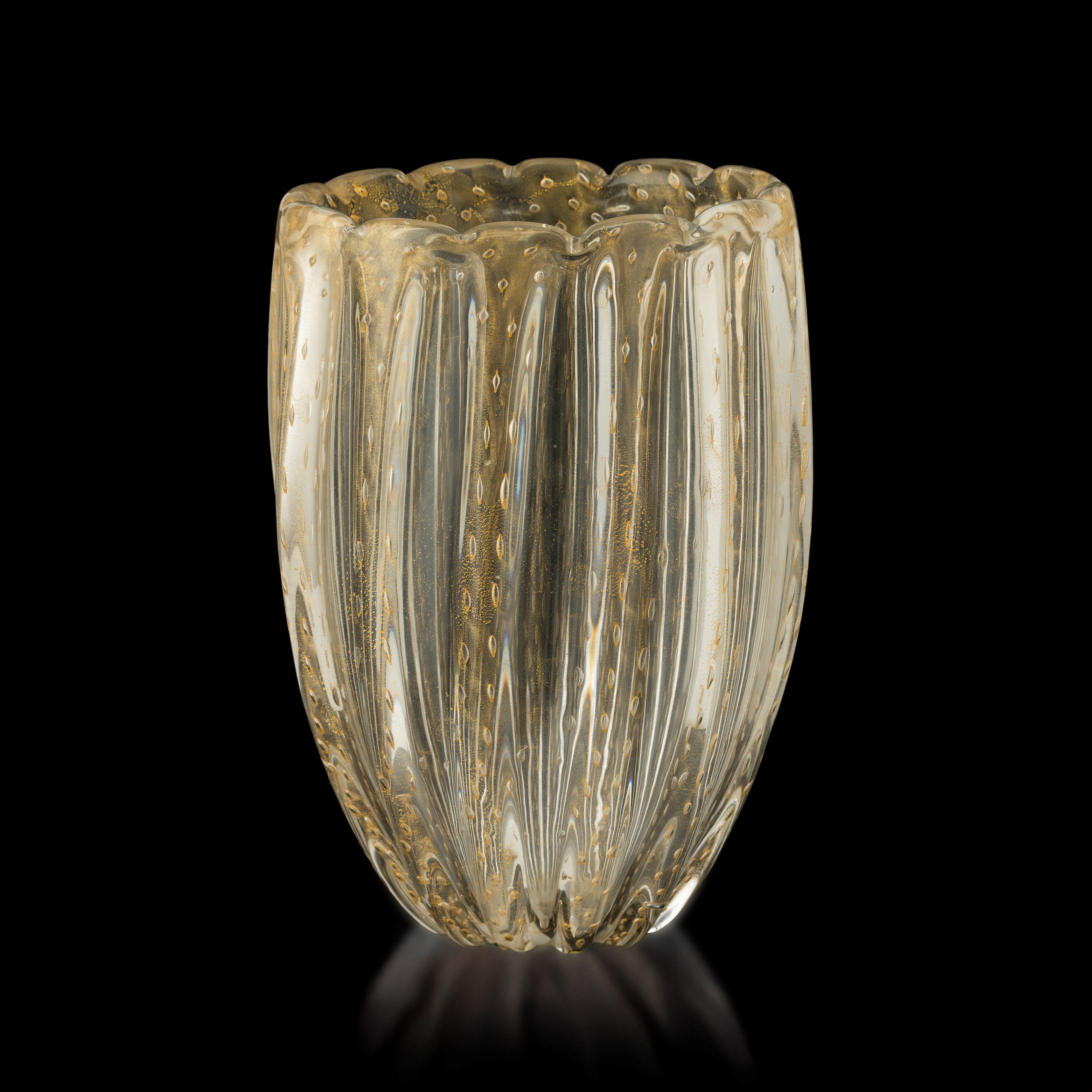 Toso Murano, vaso in vetro pesante costolato con decorazione a inclusioni e foglia oro