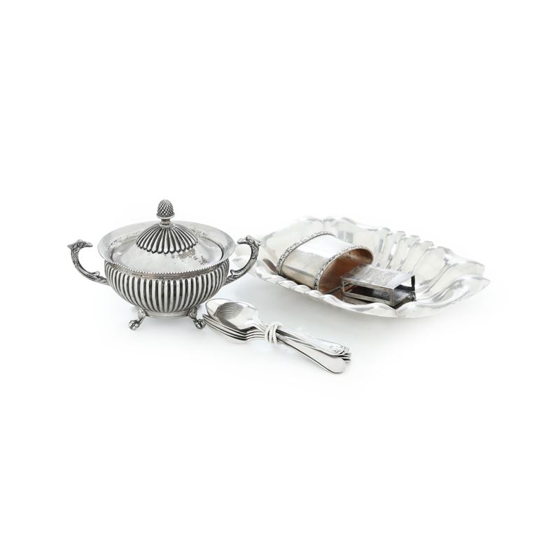 Lotto di oggetti in argento. Varie manifatture italiane del XX secolo  - Auction Silverware, Icons and Art Objects - Cambi Casa d'Aste