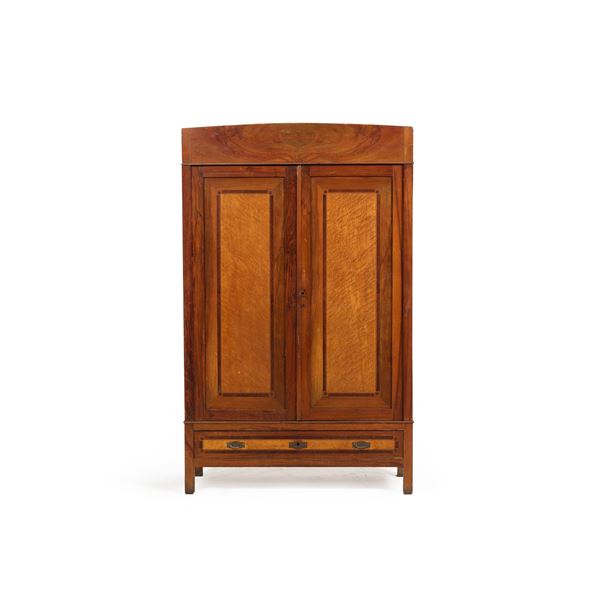 Armadio in legno a due ante e un cassetto alla base