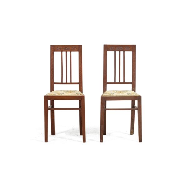 Coppia di sedie in legno. XX secolo