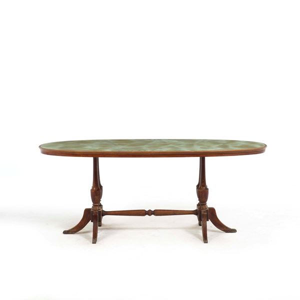 Tavolo ovale in legno. XX secolo