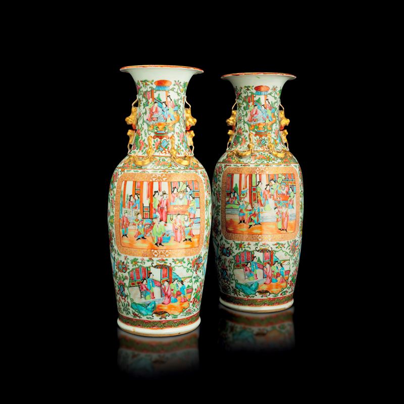 Coppia di vasi in porcellana Canton raffiguranti scene di corte entro riserve e decori a motivi floreali e geometrici, Cina, Dinastia Qing, XIX secolo  - Asta Fine Asian Works of Art - Cambi Casa d'Aste