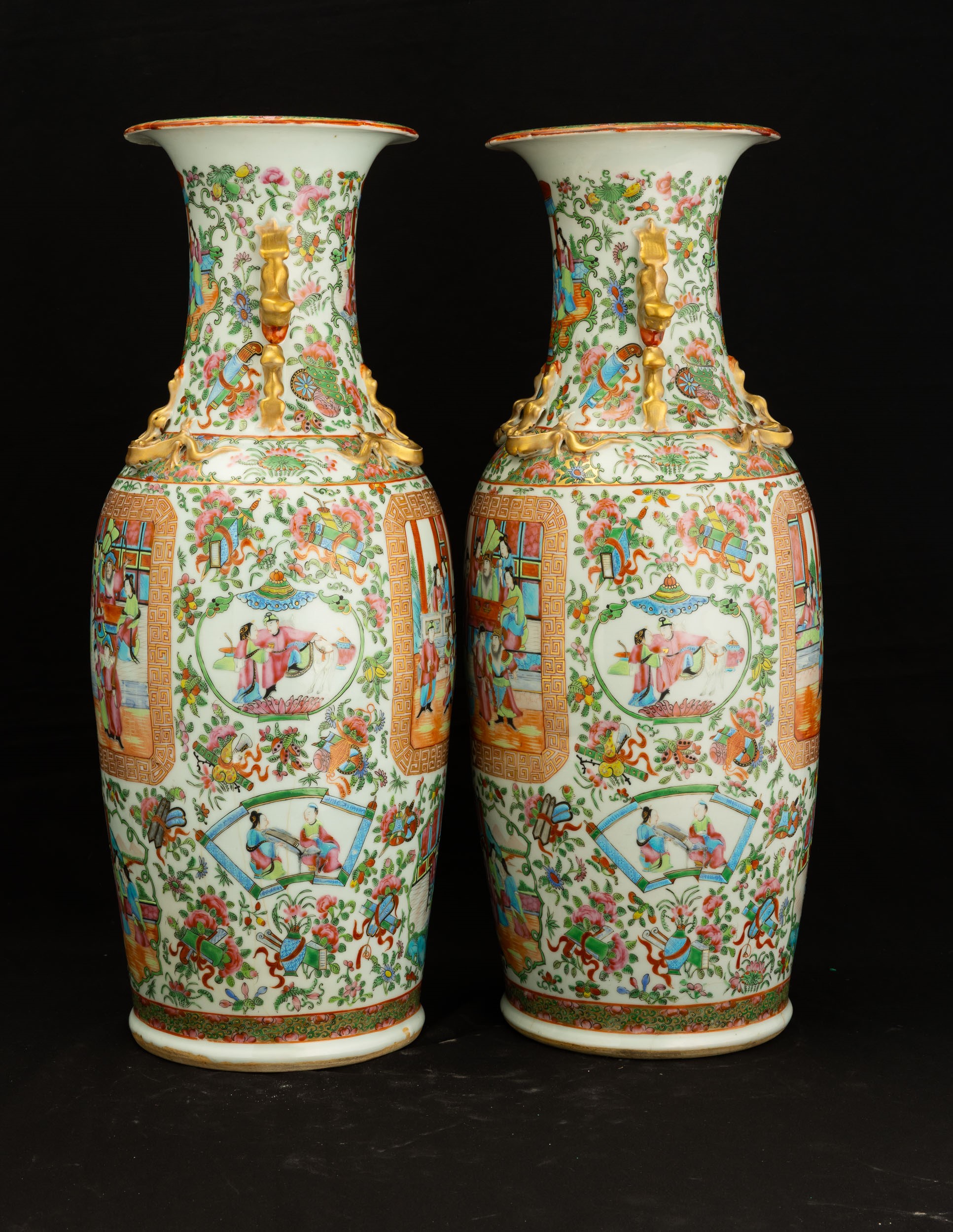 Coppia di vasi in porcellana Canton con scene di corte entro riserve, dinastia Qing, XIX secolo