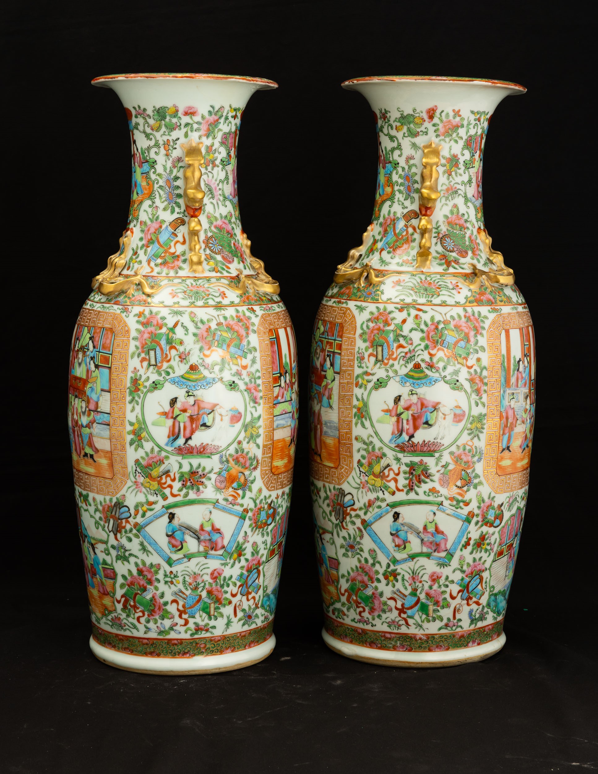 Coppia di vasi in porcellana Canton con scene di corte entro riserve, dinastia Qing, XIX secolo