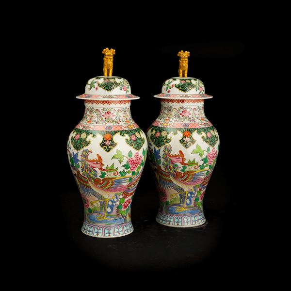 Coppia di grandi potiches in porcellana Samson con decori naturalistici con gru e fenici, Francia, XIX secolo
