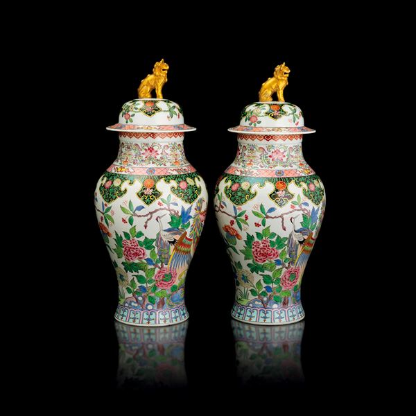 Coppia di grandi potiches in porcellana Samson con decori naturalistici con gru e fenici, Francia, XIX secolo