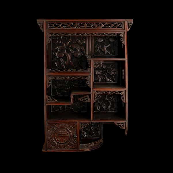 Mobiletto in legno con decori traforati e iscrizione, Giappone, periodo Meiji (1868-1912)
