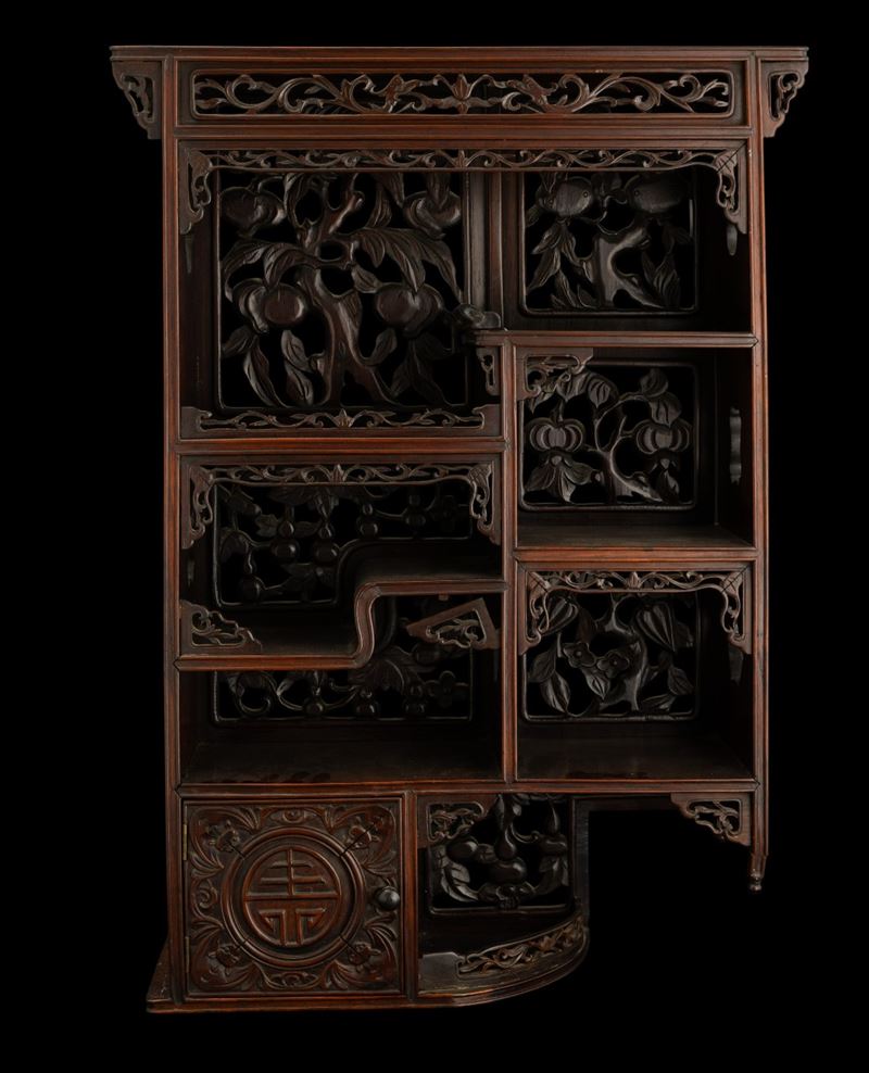 Mobiletto in legno con decori traforati e iscrizione, Giappone, periodo Meiji (1868-1912)  - Auction Fine Asian Works of Art - Cambi Casa d'Aste