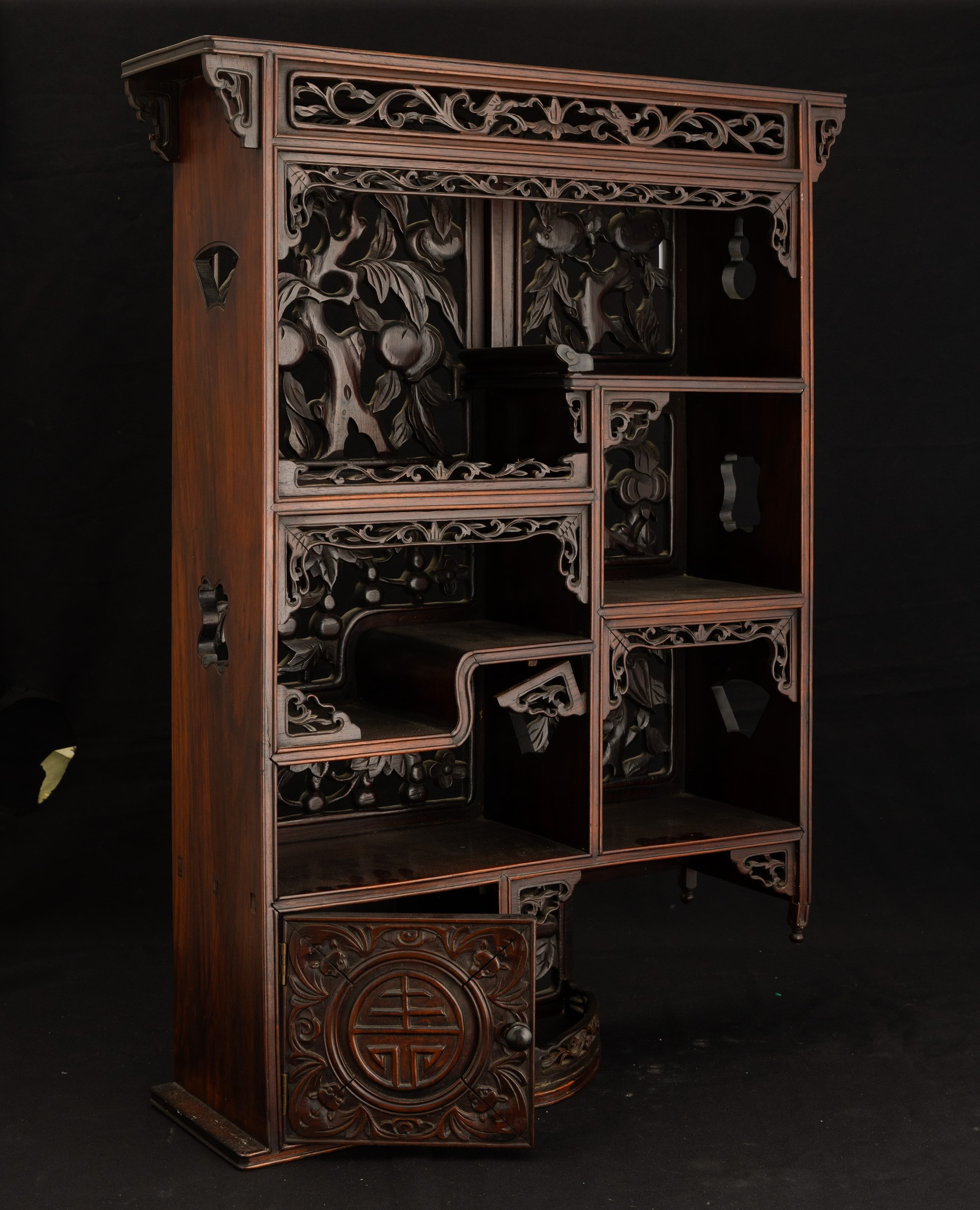 Mobiletto giapponese, in legno con decori traforati e iscrizione, periodo Meiji (1868-1912)