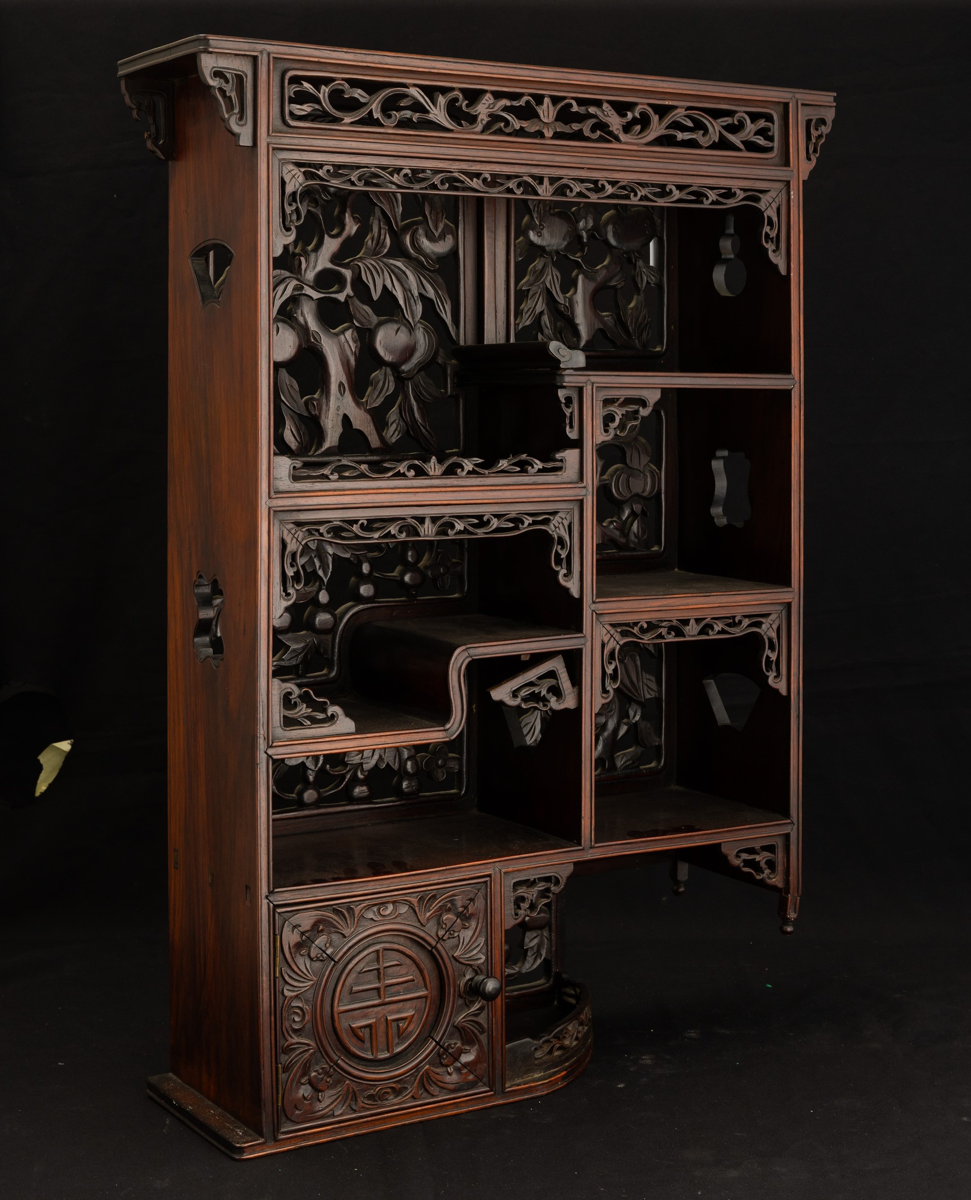 Mobiletto giapponese, in legno con decori traforati e iscrizione, periodo Meiji (1868-1912)