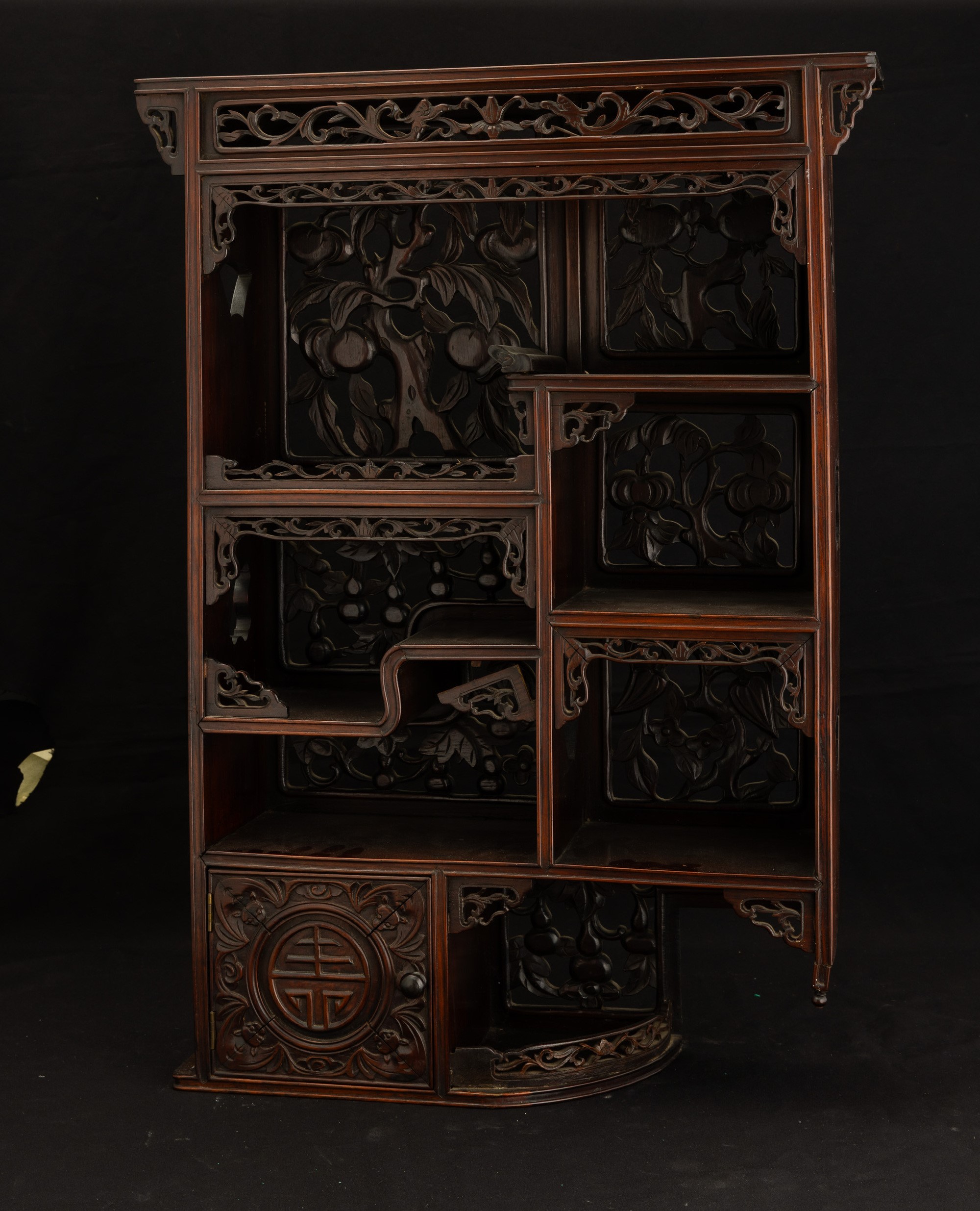 Mobiletto giapponese, in legno con decori traforati e iscrizione, periodo Meiji (1868-1912)