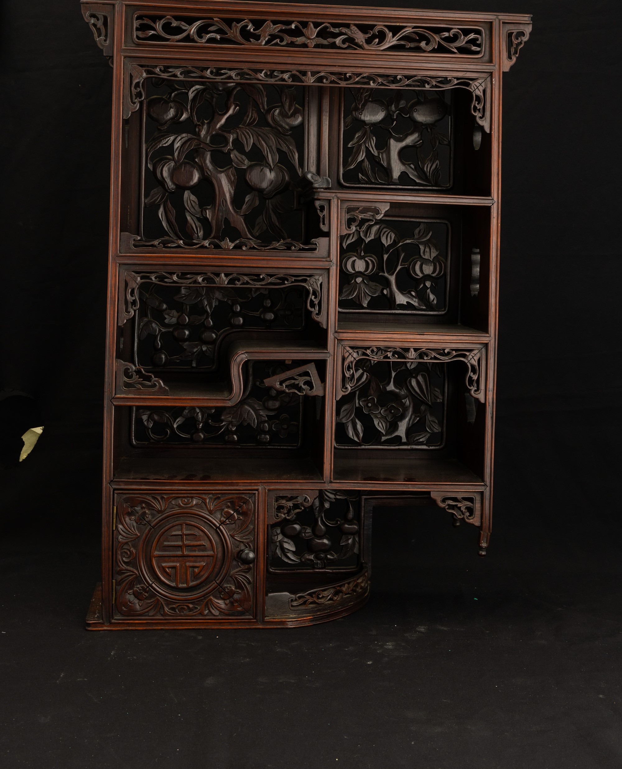 Mobiletto giapponese, in legno con decori traforati e iscrizione, periodo Meiji (1868-1912)