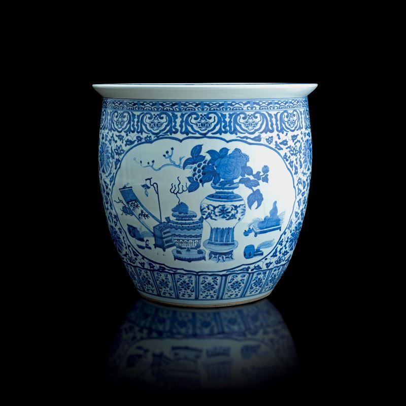 Cachepot in porcellana bianca e blu raffigurante scena vegetale entro riserva sagomata con decori floreali, Cina, Dinastia Qing, XX secolo  - Auction Fine Asian Works of Art - Cambi Casa d'Aste