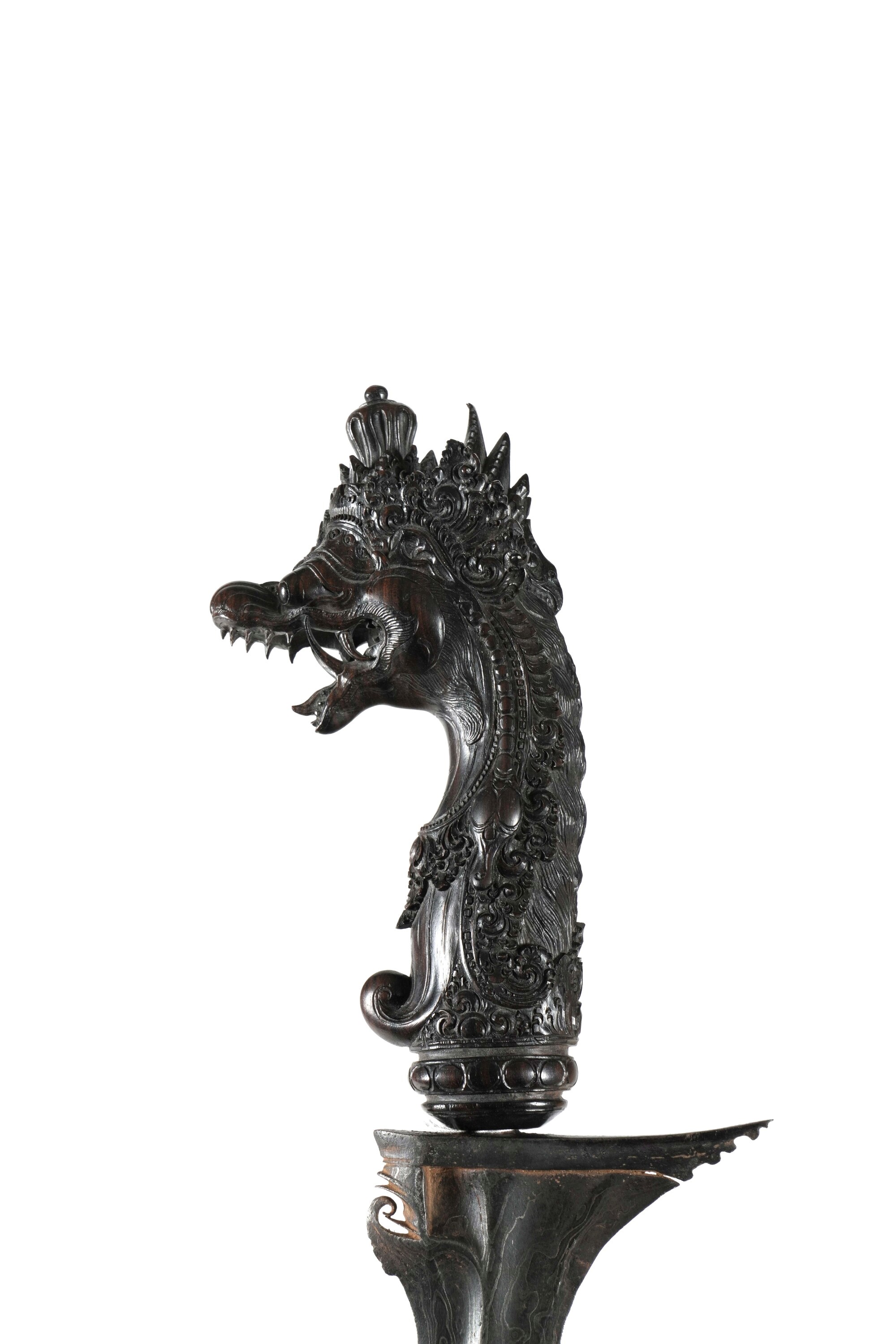 Kris, bronzo con manico a foggia di drago e decori vegetali incisi, Indonesia, XIX secolo