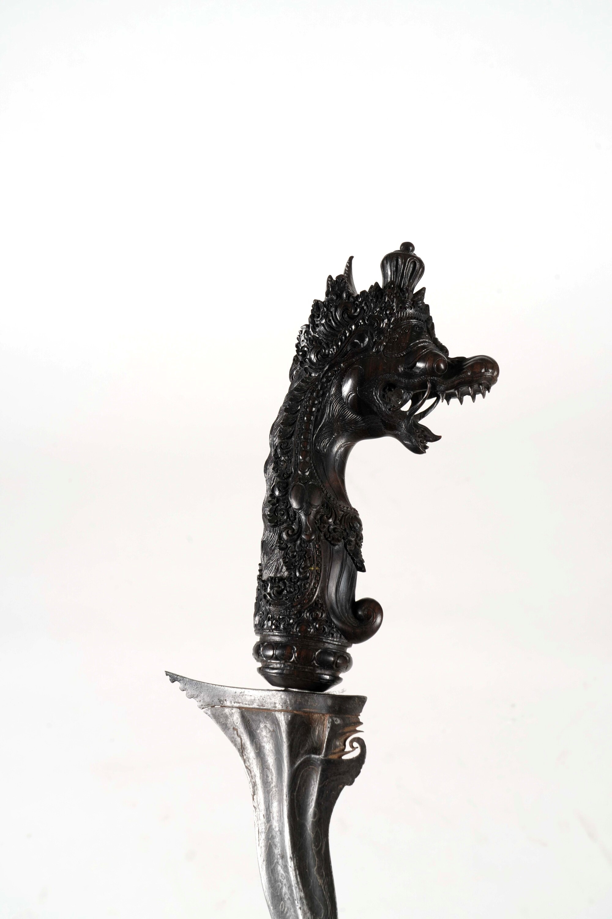 Kris, bronzo con manico a foggia di drago e decori vegetali incisi, Indonesia, XIX secolo