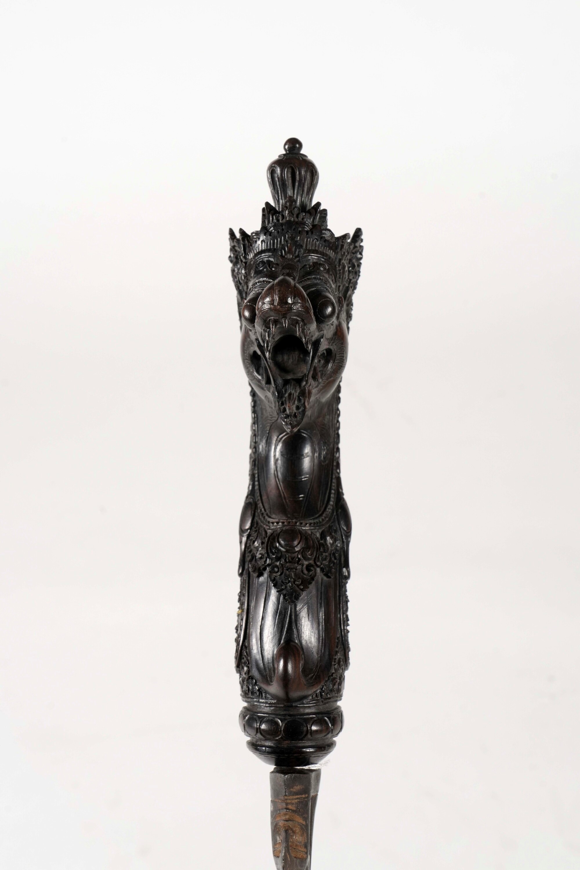 Kris, bronzo con manico a foggia di drago e decori vegetali incisi, Indonesia, XIX secolo