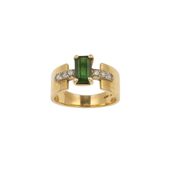 Repossi. Anello con tormalina verde e piccoli diamanti