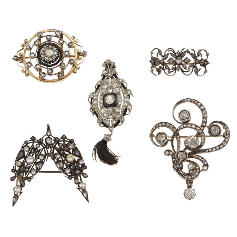 Lotto composto da cinque spille con diamanti di vecchio taglio, rosette di diamante, piccole perle e smalto nero  - Asta Fine Jewellery - Cambi Casa d'Aste