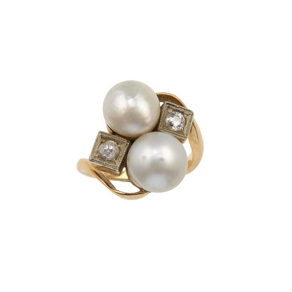 Anello con due perle naturali, a bottone, e due piccoli diamanti di vecchio taglio
