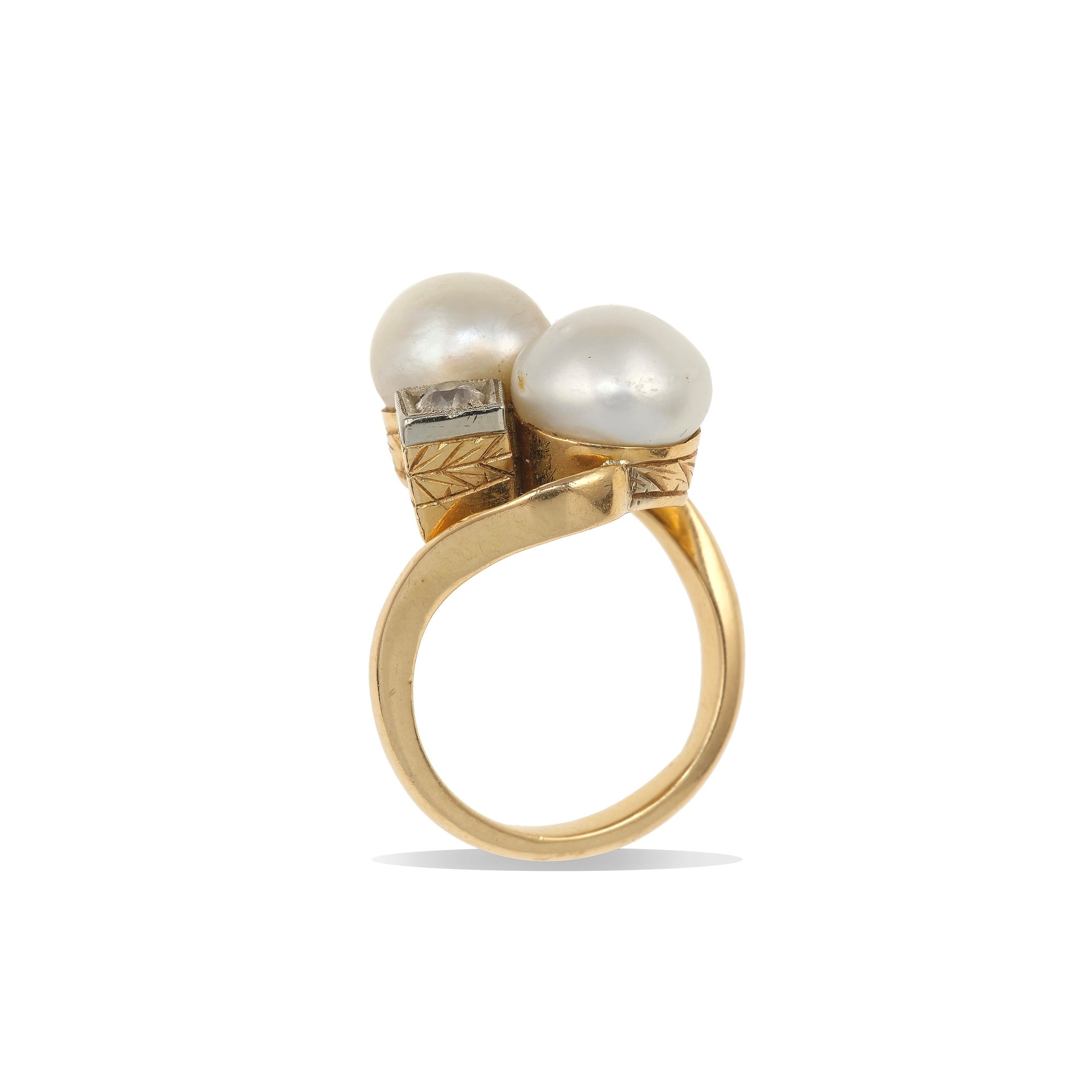 Anello con due perle naturali, a bottone, e due piccoli diamanti di vecchio taglio