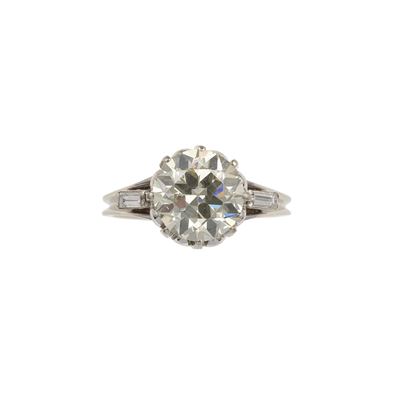 Anello con diamante di vecchio taglio (ct 2.77) e montatura in oro bianco 750/1000 con diamanti t...