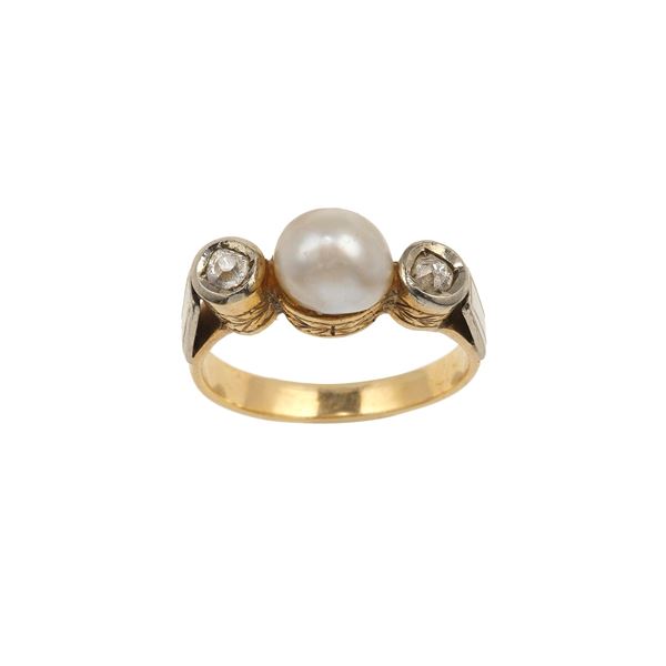 Anello con perla naturale e due diamanti di vecchio taglio
