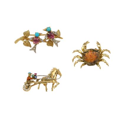 Set di tre spille in oro giallo e bianco 750/1000 con smalti policromi, diamanti, turchesi e torm...