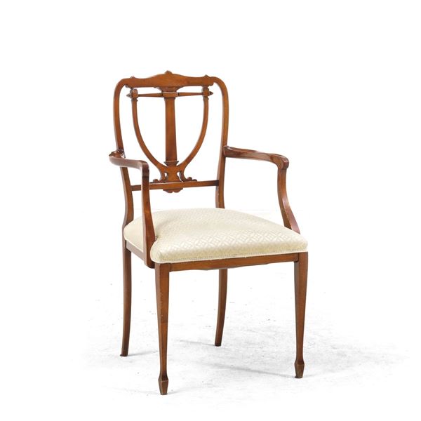 Poltroncina in legno con schienale a lira