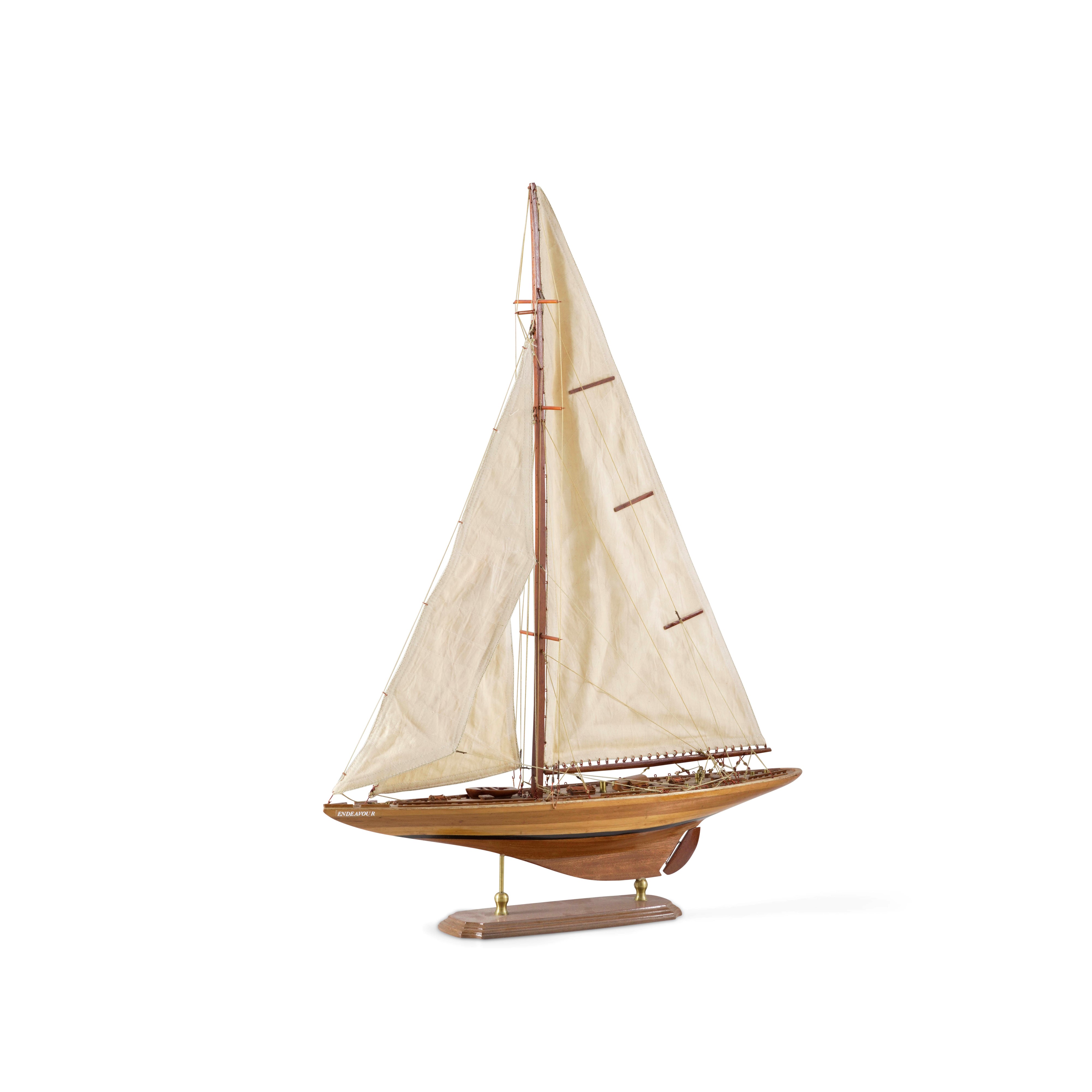 Modello di yacht navigante, Inghilterra, XX secolo, legno e metallo, cm 59x12x80