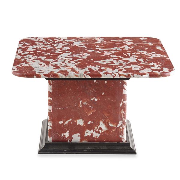 Tavolo basso in marmo breccia rossa. XX secolo