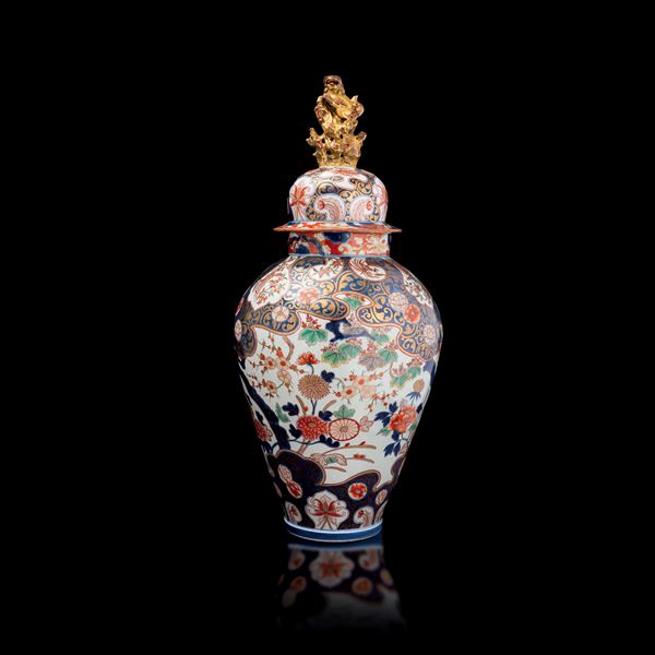 Large Samson Imari porcelain potiche decorated with floral and foliage motifs, the lid is surmounted by a chimera on a rock, Japan, 19th century
