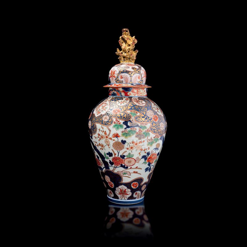 Grande potiche in porcellana Samson Imari decorato con motivi floreali e fogliame, coperchio sormontato da una chimera su una roccia, Francia, XIX secolo  - Asta Fine Asian Works of Art - Cambi Casa d'Aste