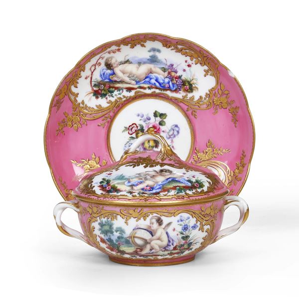 Tazza da brodo con sottopiatto. Sèvres, XVIII secolo (porcellana). Decorazione, XIX secolo.