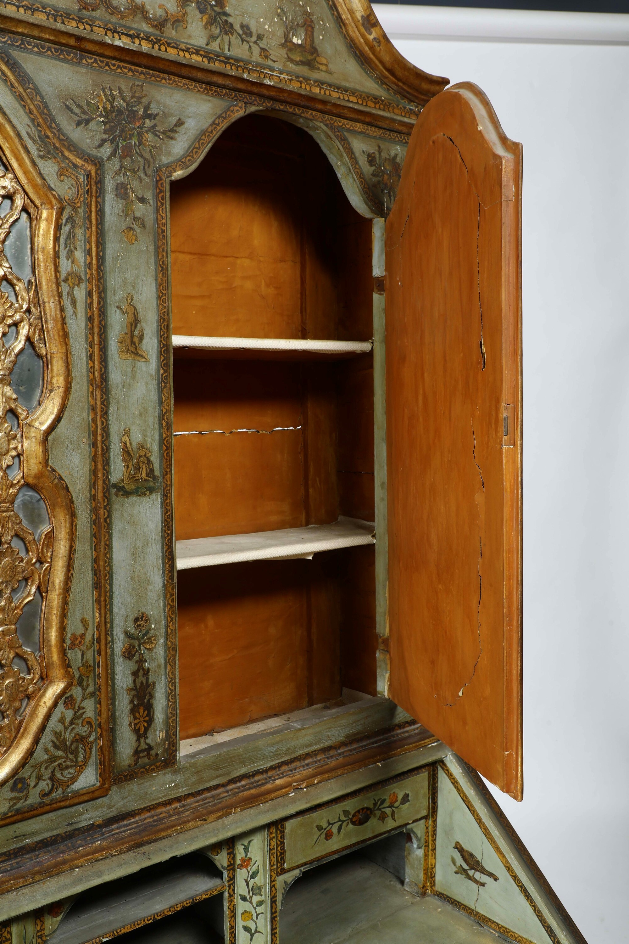Trumeau veneziano, Laccato e decorato ad arte povera, profili dorati (XVIII secolo)