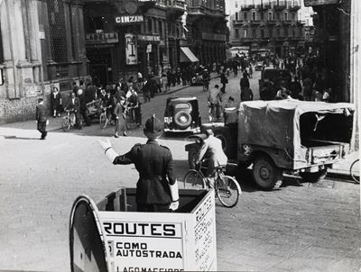 Milano, stampa alla gelatina ai sali d'argento vintage, 1950 ca.