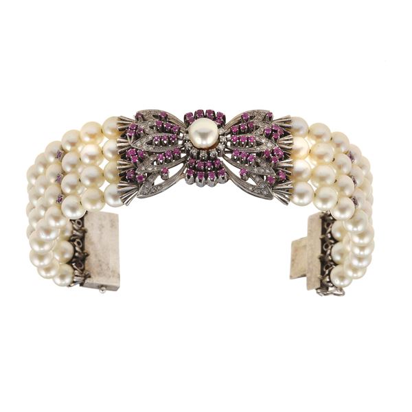 Bracciale semi-rigido con perle coltivate, rubini e piccoli diamanti