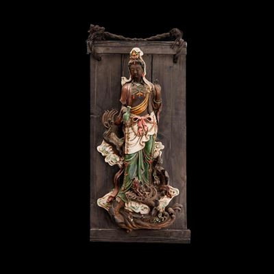 Figura di Guanyin in Grès a Smalti Policromi su Base di Legno con Inserti di Pietre Dure, Manifat...